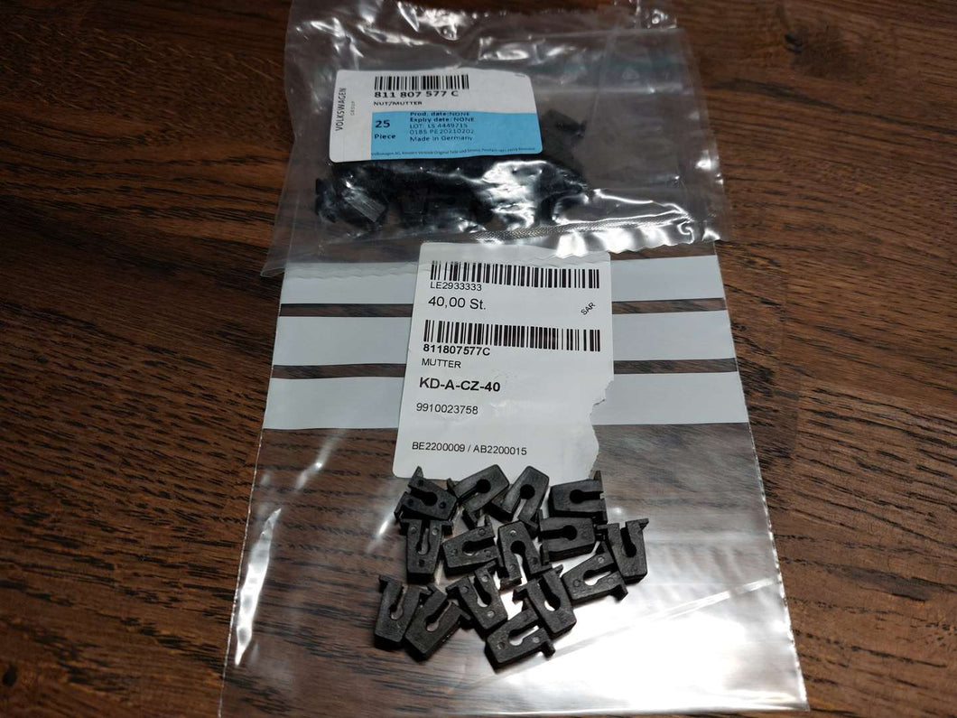 811807577C - Expanding nut - plastic clip