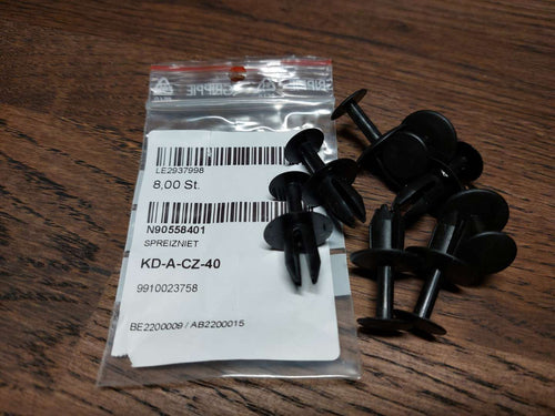 N90558401 - spreader rivet